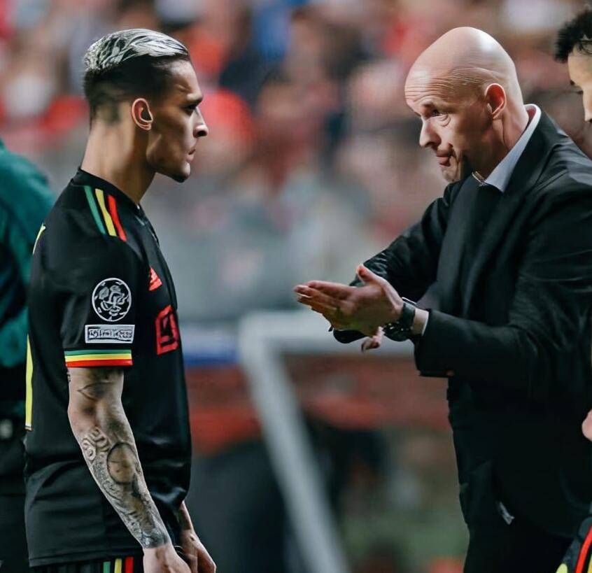 包含荷兰豪门:阿贾克斯续写神奇传奇的词条 包含荷兰豪门:阿贾克斯续写神奇传奇的词条