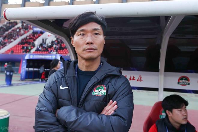 关于河南建业主帅力挺球队，盼取胜保住前进态势的信息