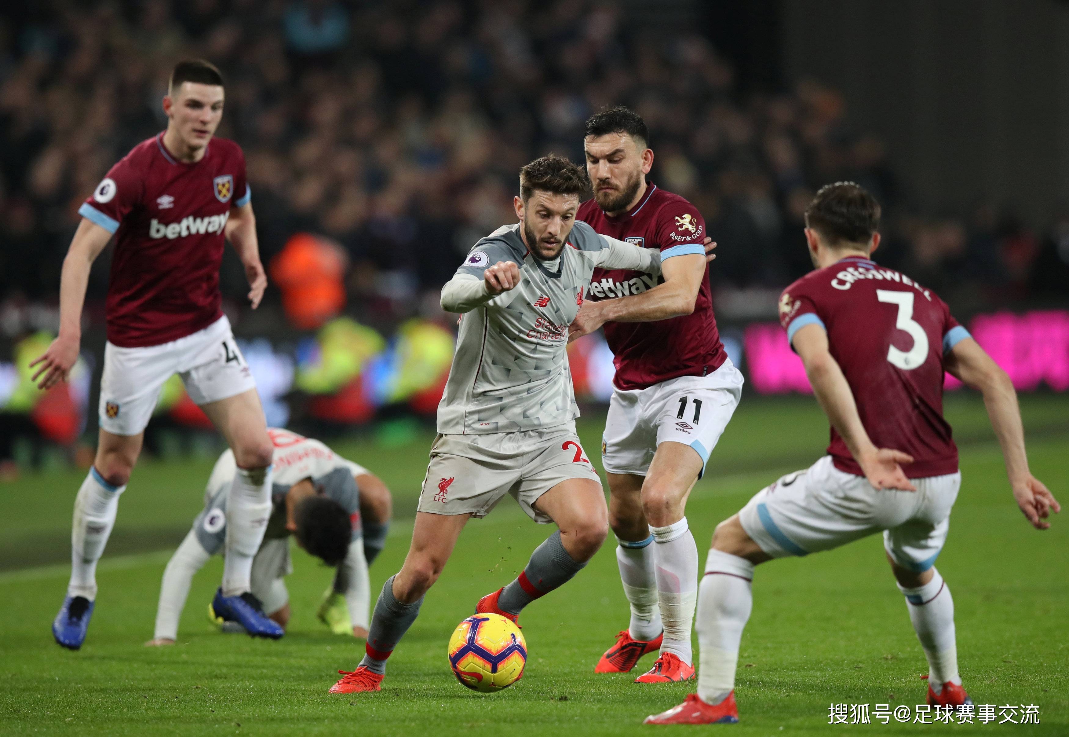 国际足球赛事激烈角逐,球员力争突破拼搏的简单介绍 国际足球赛事激烈角逐,球员力争突破拼搏的简单介绍