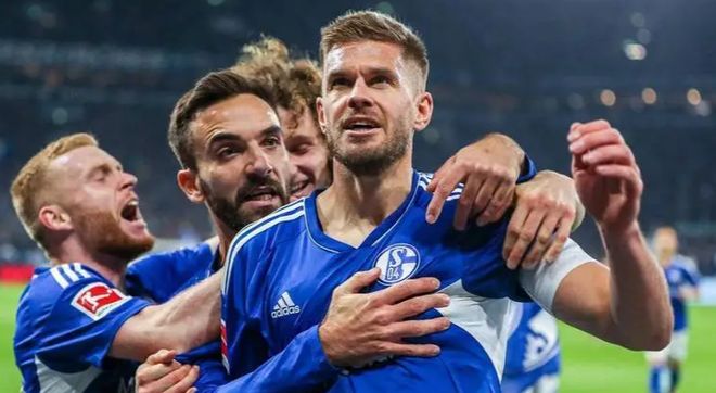 沙尔克战胜汉诺威，迎来胜利