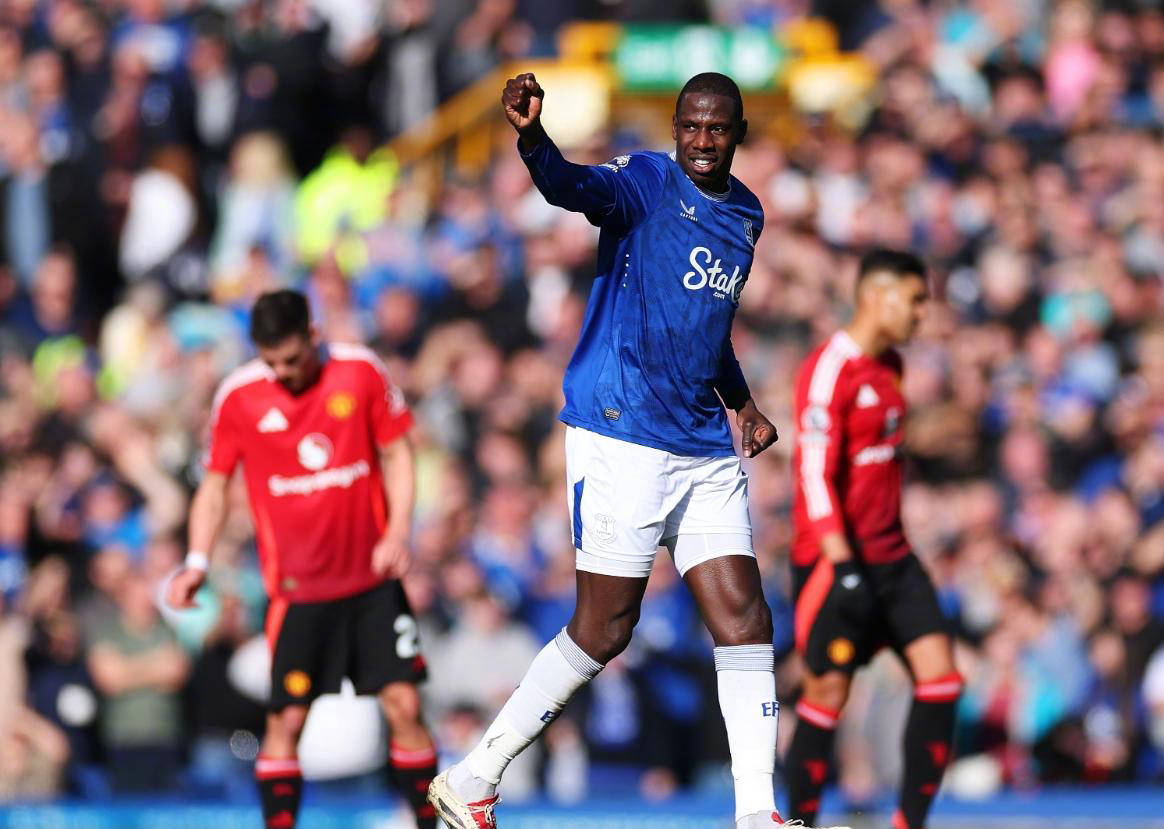 关于曼联客场逼平,稳固中游位置不降名次的信息 关于曼联客场逼平,稳固中游位置不降名次的信息