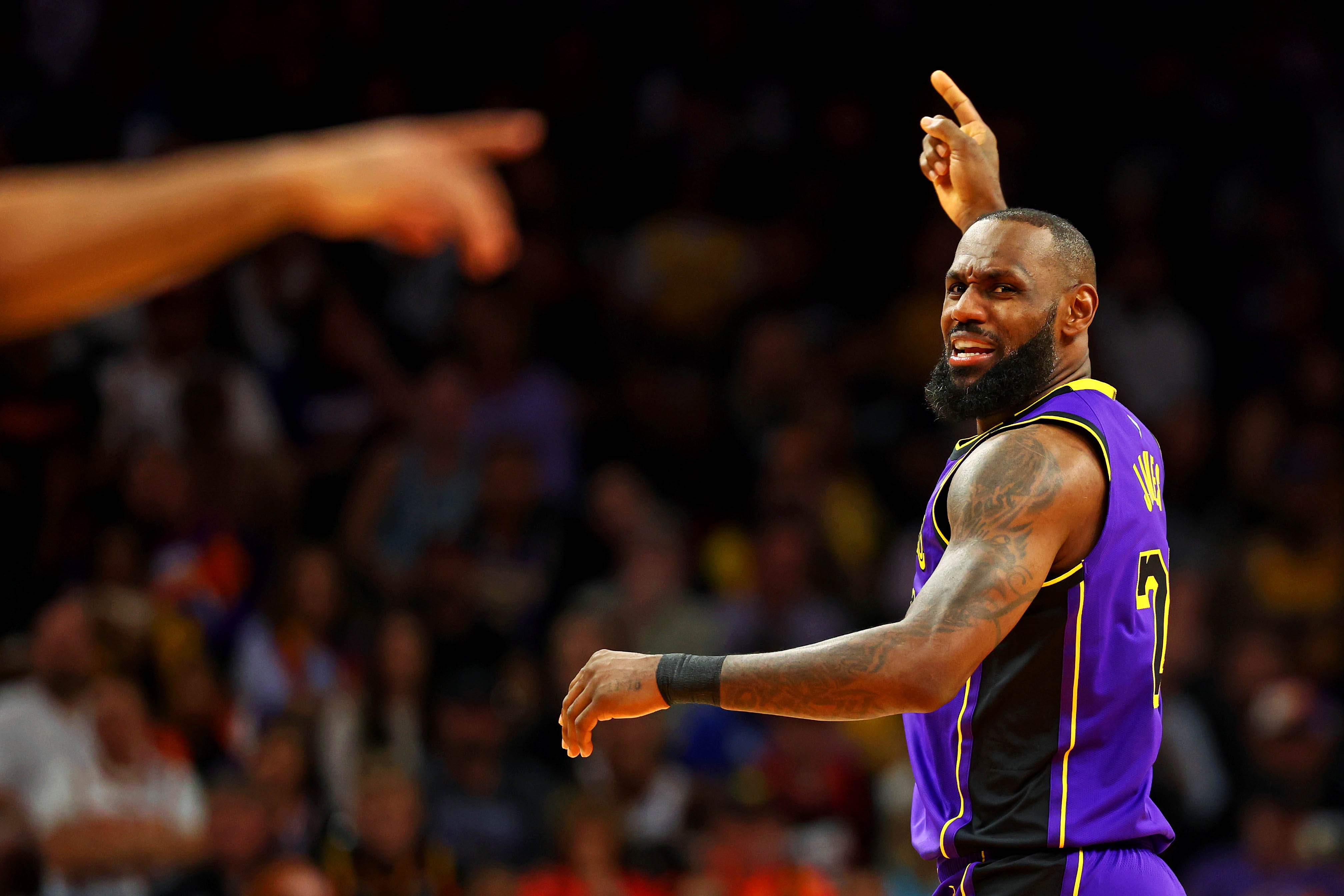 关于湖人大胜老鹰，詹姆斯31分的信息